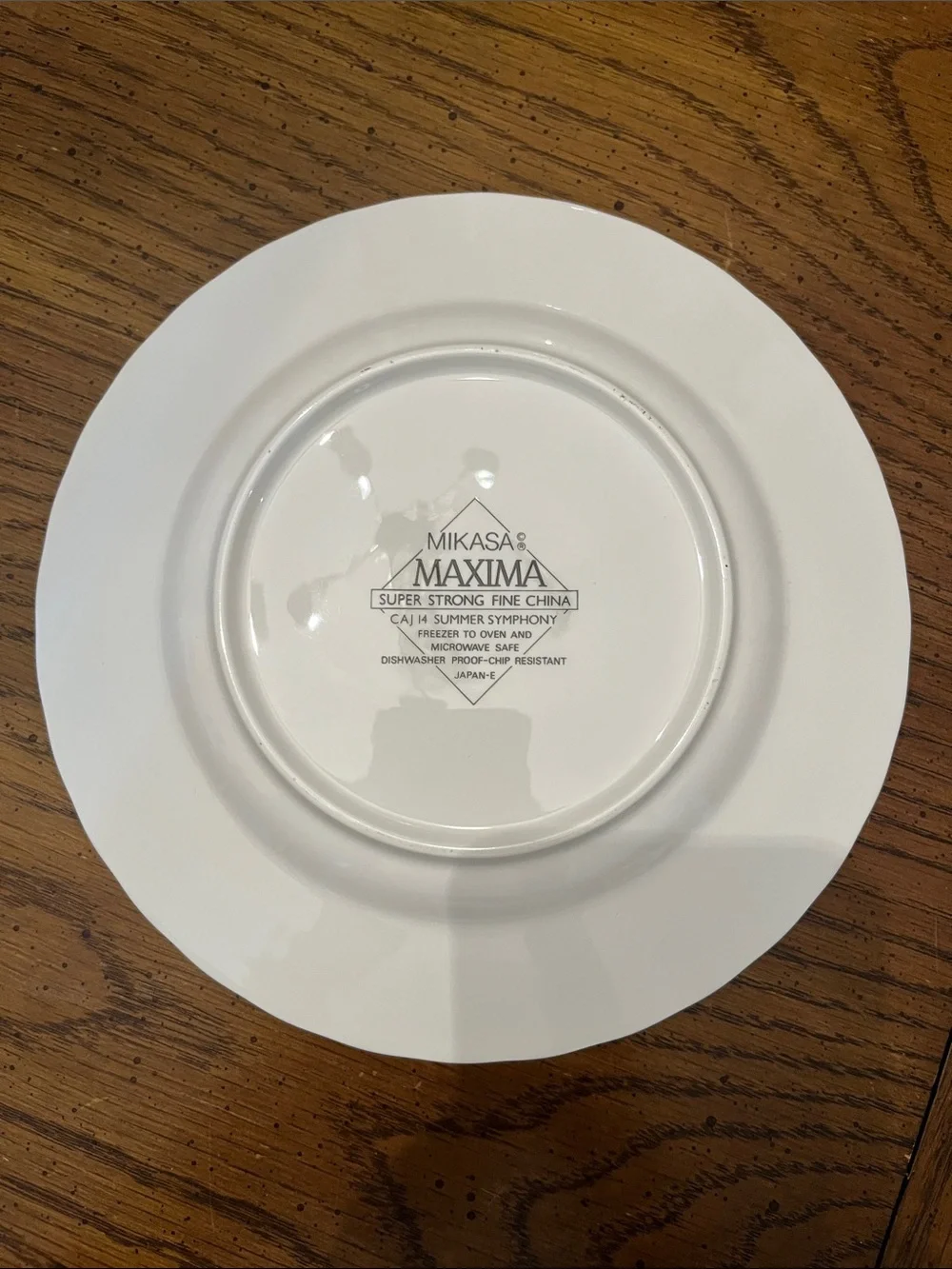 Mikasa Maxima dinnerware pieces in the 